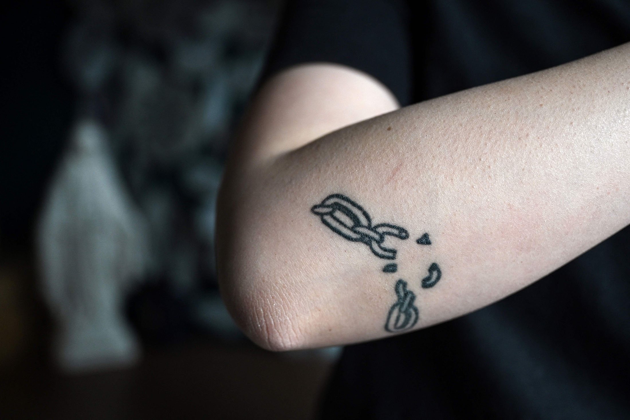 Tato berantai di lengan seniman tato Tiongkok Song Jiayin di studionya di Beijing, Tiongkok, 27 Februari 2023. (Foto AFP)