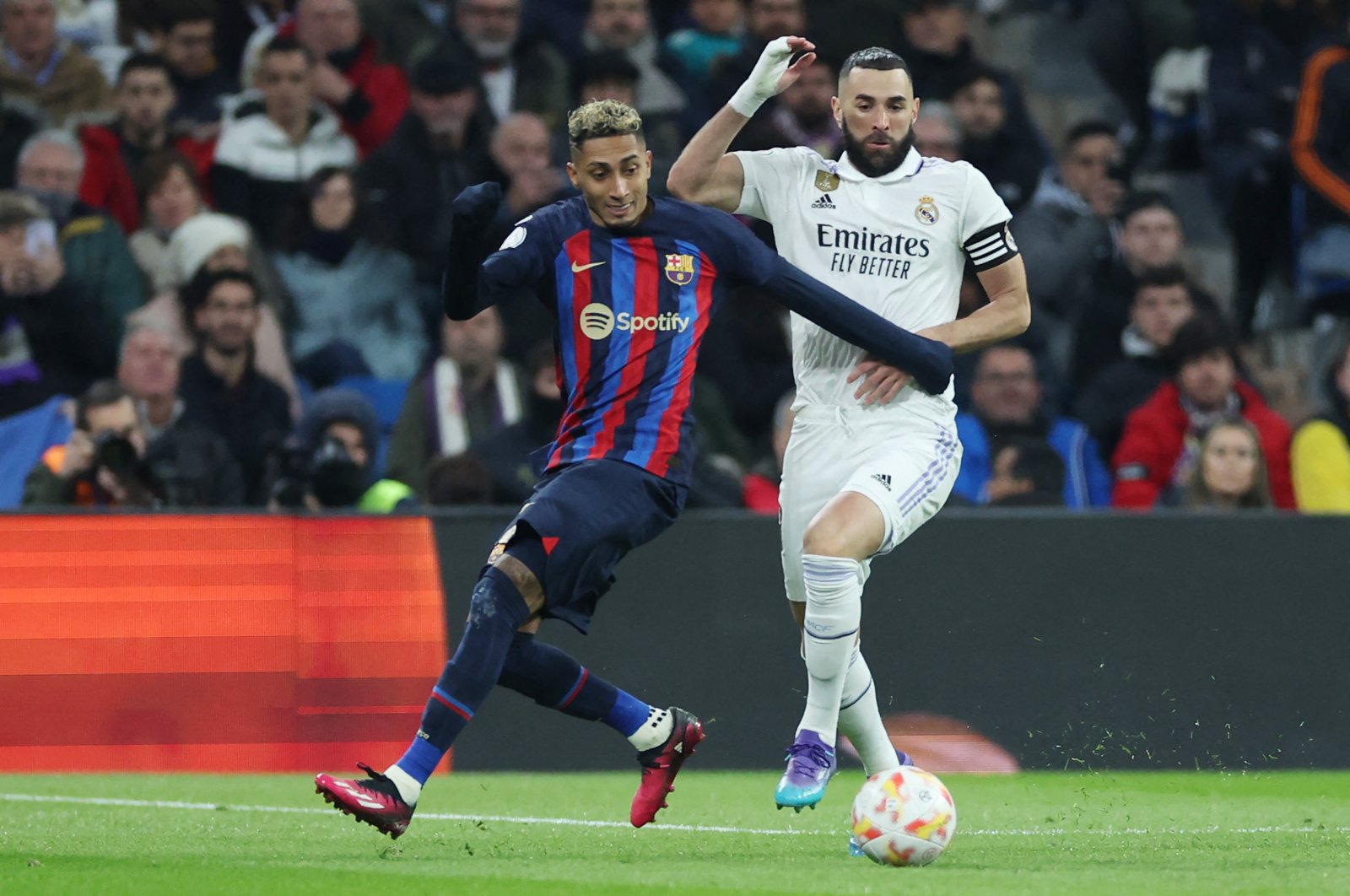 Barcelona&#039;s Brazilian forward Raphinha (L) vies with Real Madrid&#039;s French forward Karim Benzema during the Copa del Rey (King&#039;s Cup) semifinal first leg football match at the Santiago Bernabeu stadium, Madrid, Spain, March 2, 2023. (AFP Photo)