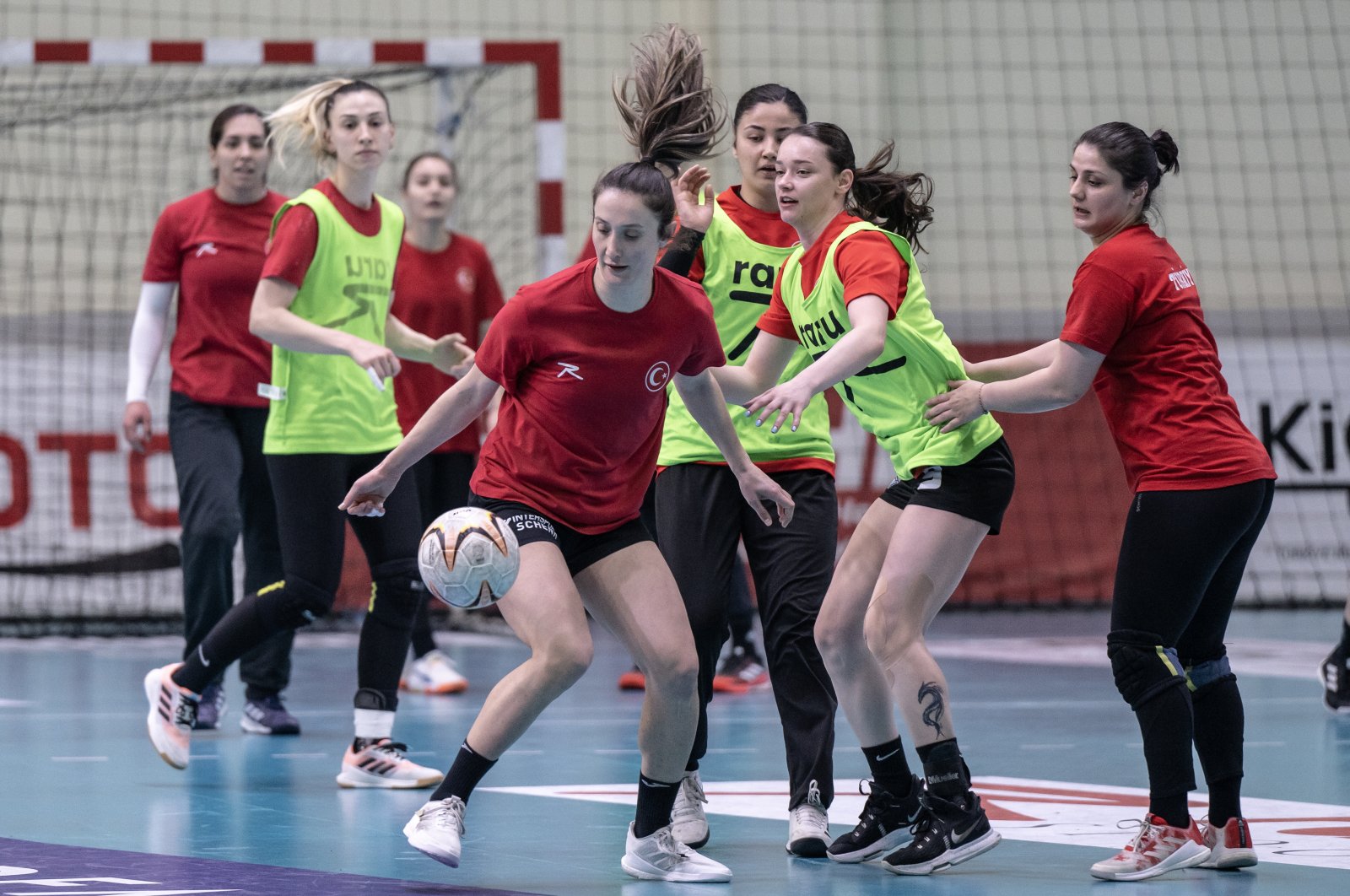 Biaya tim bola tangan wanita nasional Türkiye untuk seri Serbia
