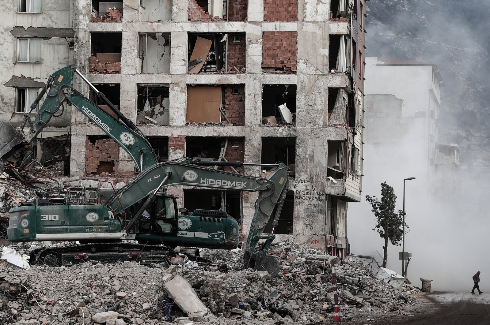 Pejabat Turki menahan tersangka dalam membangun penyelidikan setelah gempa