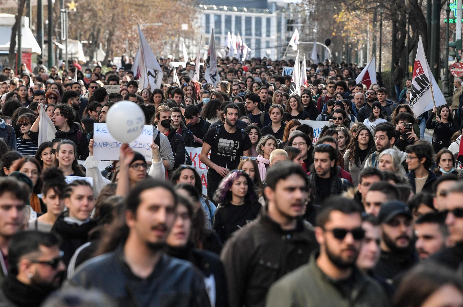 Aksi duduk, protes berlanjut di tengah tragedi kereta api Yunani