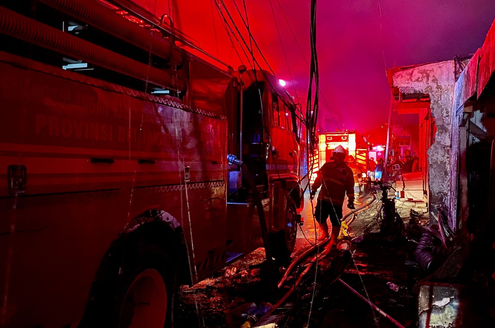 16 tewas, beberapa terluka dalam kebakaran di depot bahan bakar Indonesia