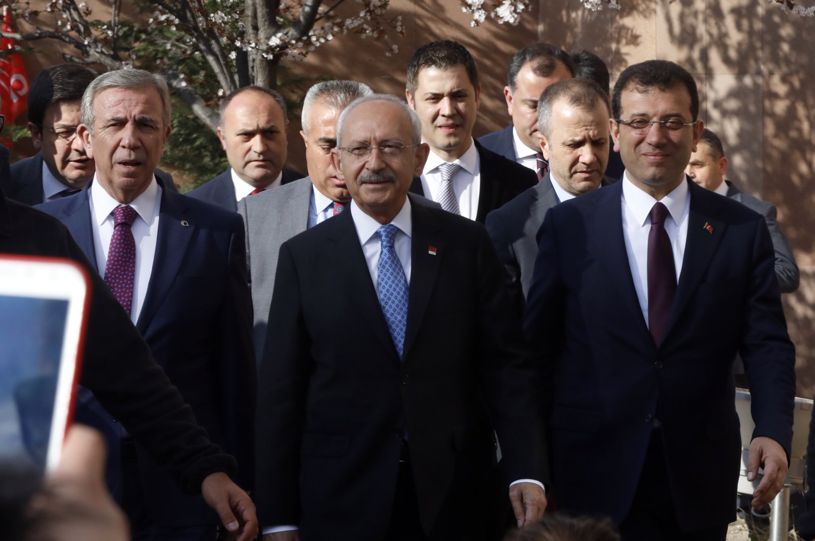 Istanbul Mayor Ekrem Imamoğlu (R), CHP head Kemal Kılıçdaroğlu (C) and Ankara Mayor Mansur Yavaş, arrive to address supporters, in Ankara, Türkiye, April 2, 2019. (AP File Photo)