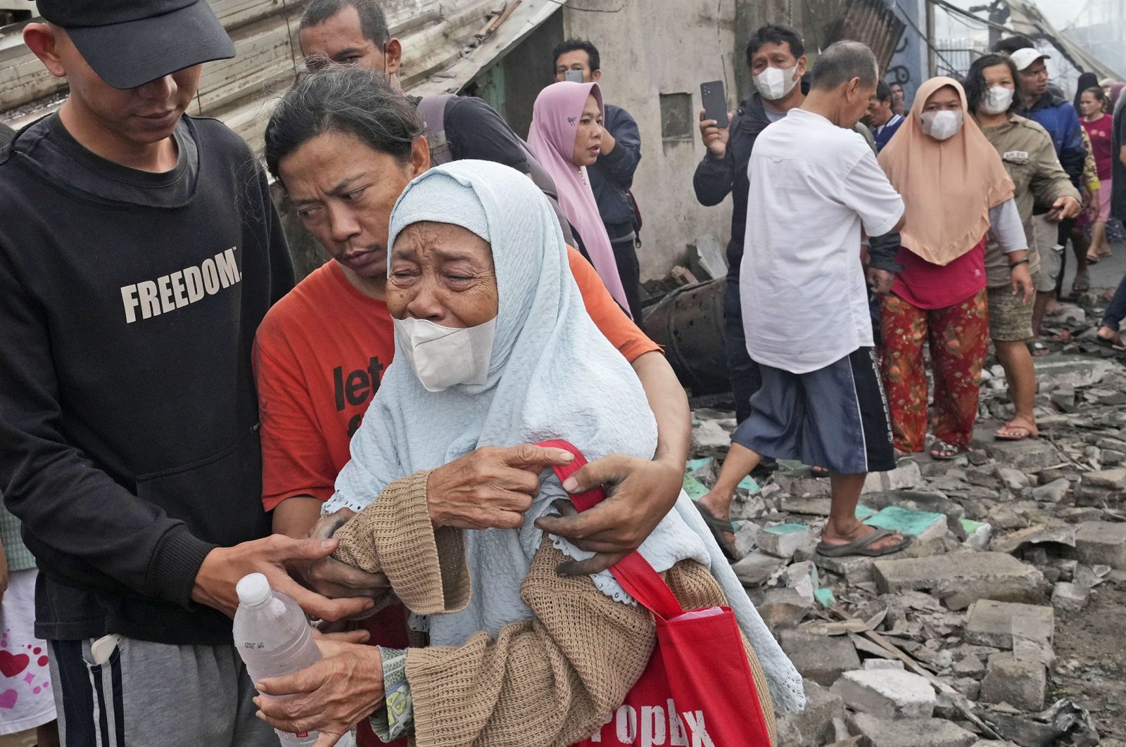 Lebih dari selusin hilang karena kebakaran depot bahan bakar Indonesia korban tewas di 17