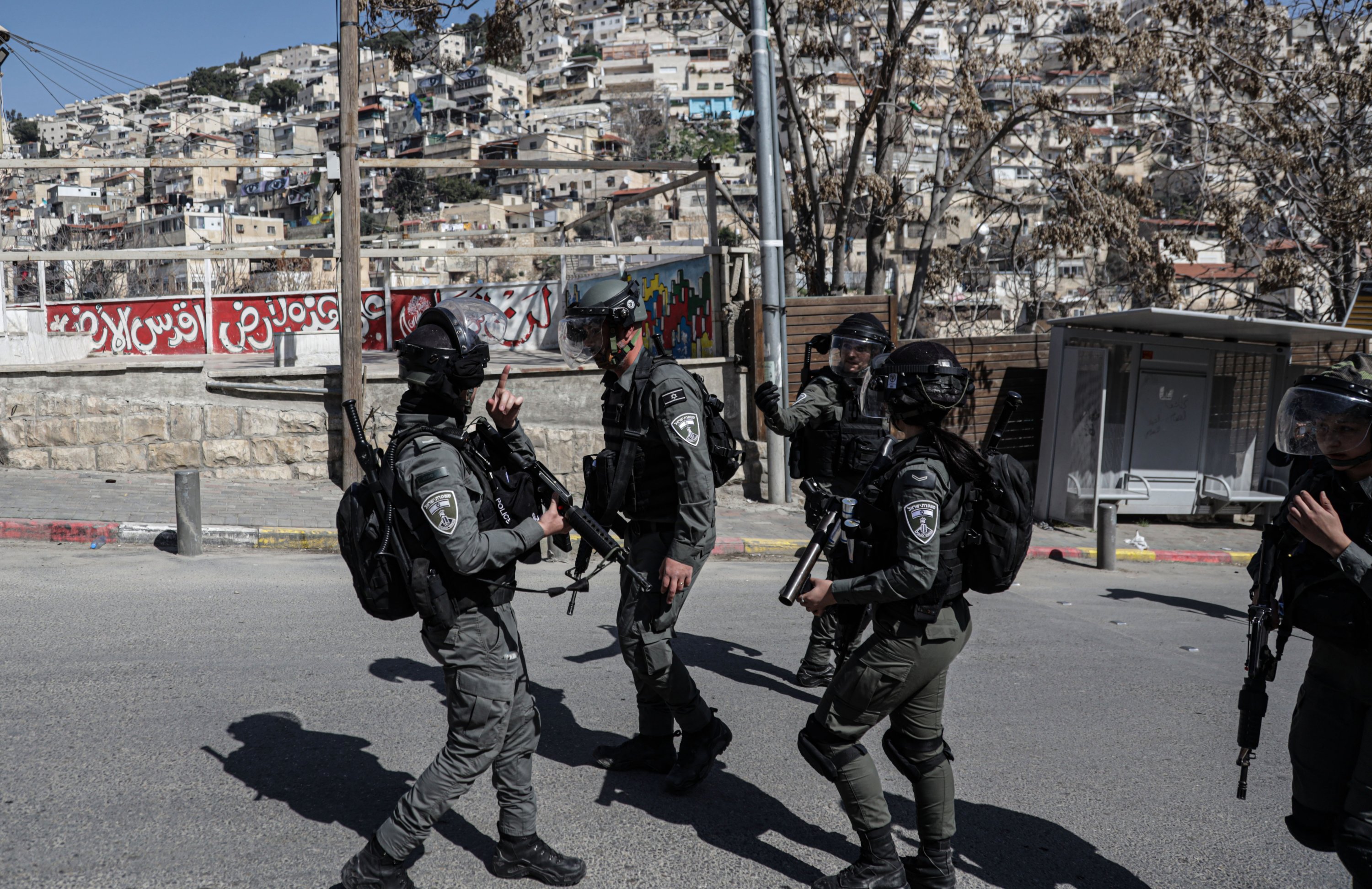 Pasukan Israel mengintervensi dengan gas air mata terhadap warga Palestina untuk memprotes pembongkaran rumah warga Palestina di lingkungan Silwan di Yerusalem Timur yang diduduki, Palestina, 3 Maret 2023. (Foto Getty Images)