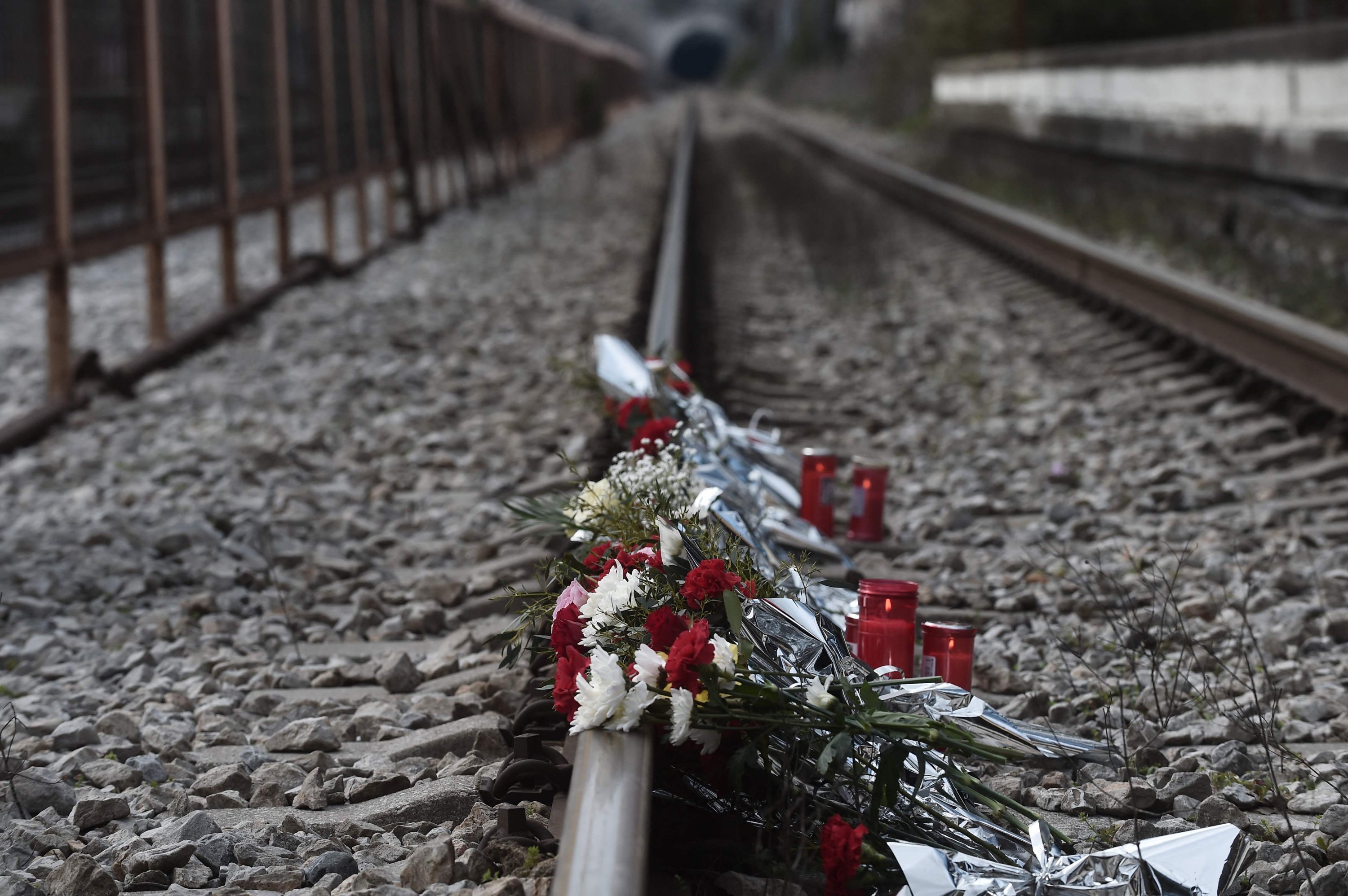 Bunga-bunga bertebaran di rel di stasiun kereta api Rapsani, Yunani utara, 5 Maret 2023. (AFP Photo)