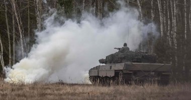This file photo shows Polish and Ukrainian soldiers training on a Leopard 2 tank at the Swietoszow military base in western Poland, Feb. 23, 2023. (AFP photo)