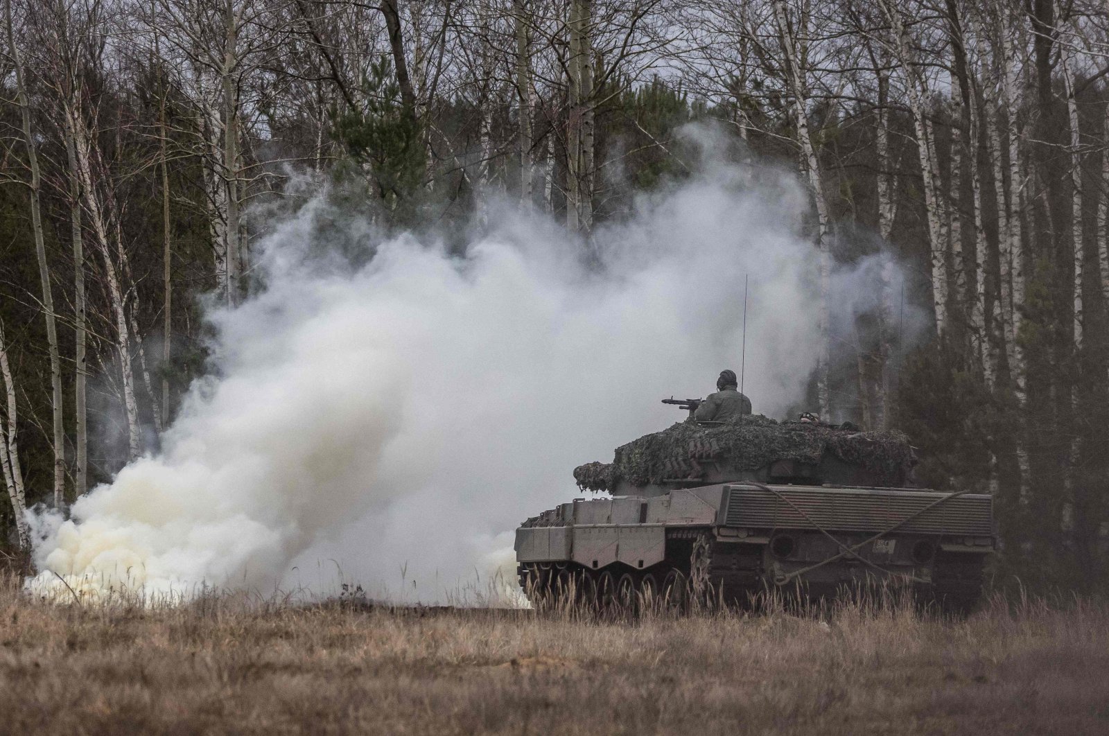 This file photo shows Polish and Ukrainian soldiers training on a Leopard 2 tank at the Swietoszow military base in western Poland, Feb. 23, 2023. (AFP photo)