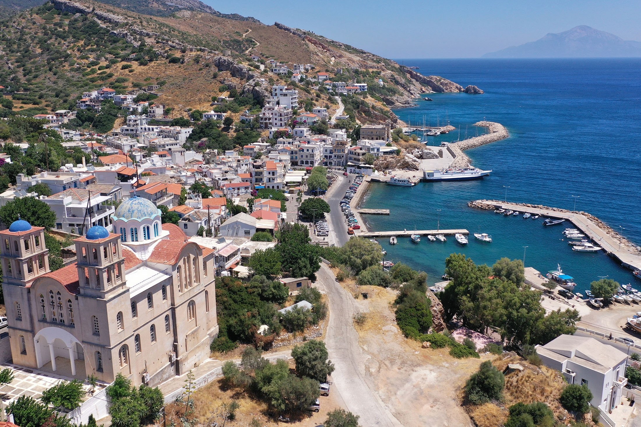 Pelabuhan Agios Kirykos, di Icaria, Yunani.  (Foto Shutterstock)