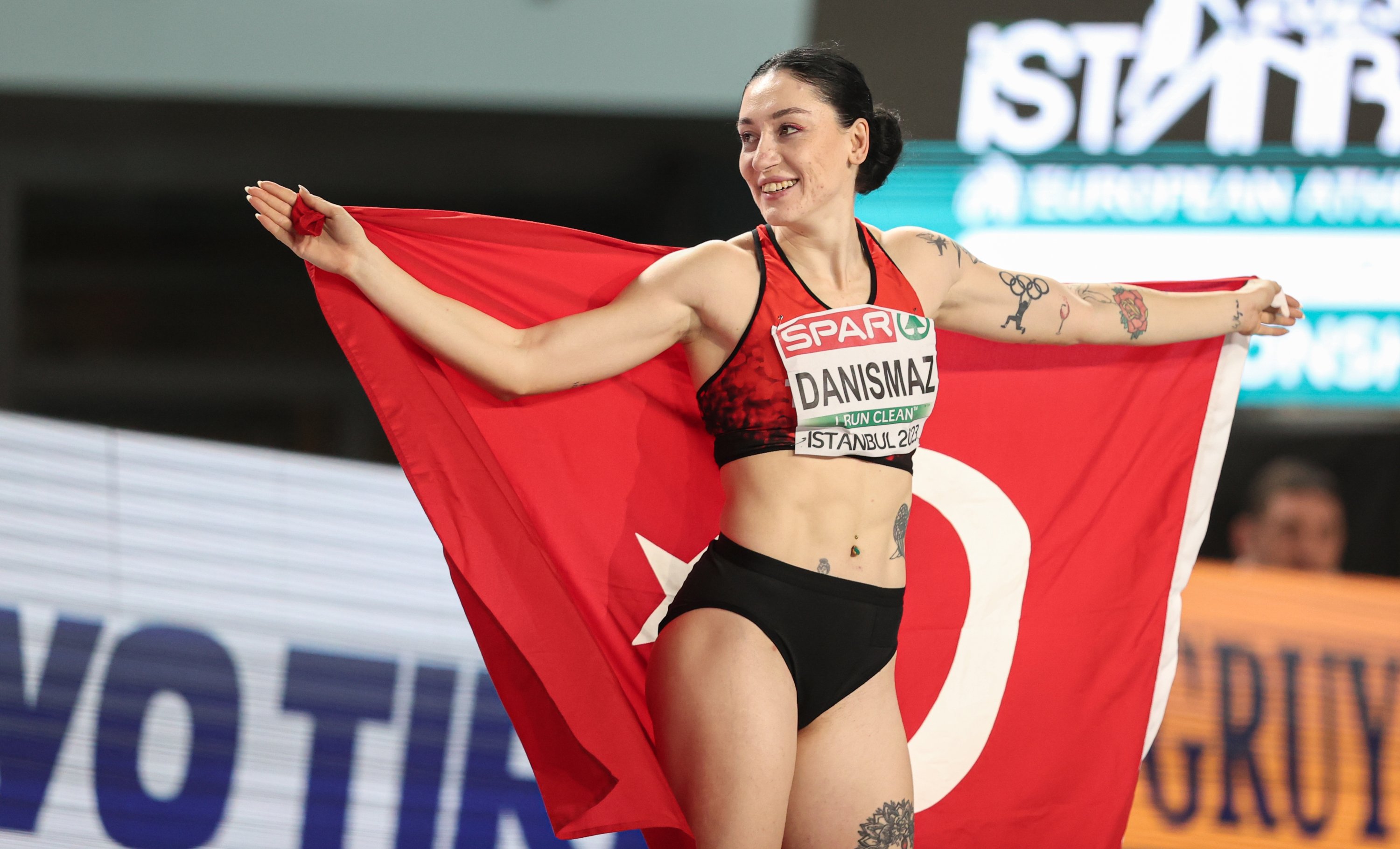 Tuğba Danışmaz dari Türkiye merayakan setelah memenangkan medali emas dalam kategori lompat tiga langkah putri di Kejuaraan Atletik Dalam Ruangan Eropa 2023, Istanbul, Türkiye, 5 Maret 2023. (Foto AA)