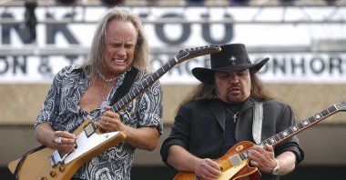Gary Rossington (L) and Rickey Medlocke, guitarists for Lynard Skynard, tear through a solo during the band's performance at a Welcome Home Celebration for the 4th Infantry Division and Task Force Ironhorse, Texas, U.S., April 22, 2004. (AP Photo)