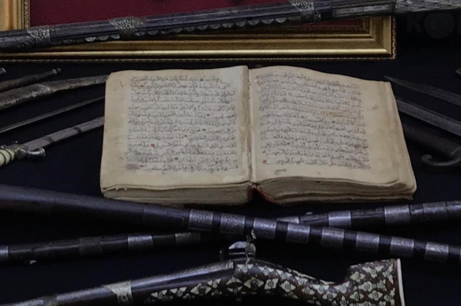 Quran abad ke-17, pedang era Ottoman disita dalam operasi di Istanbul