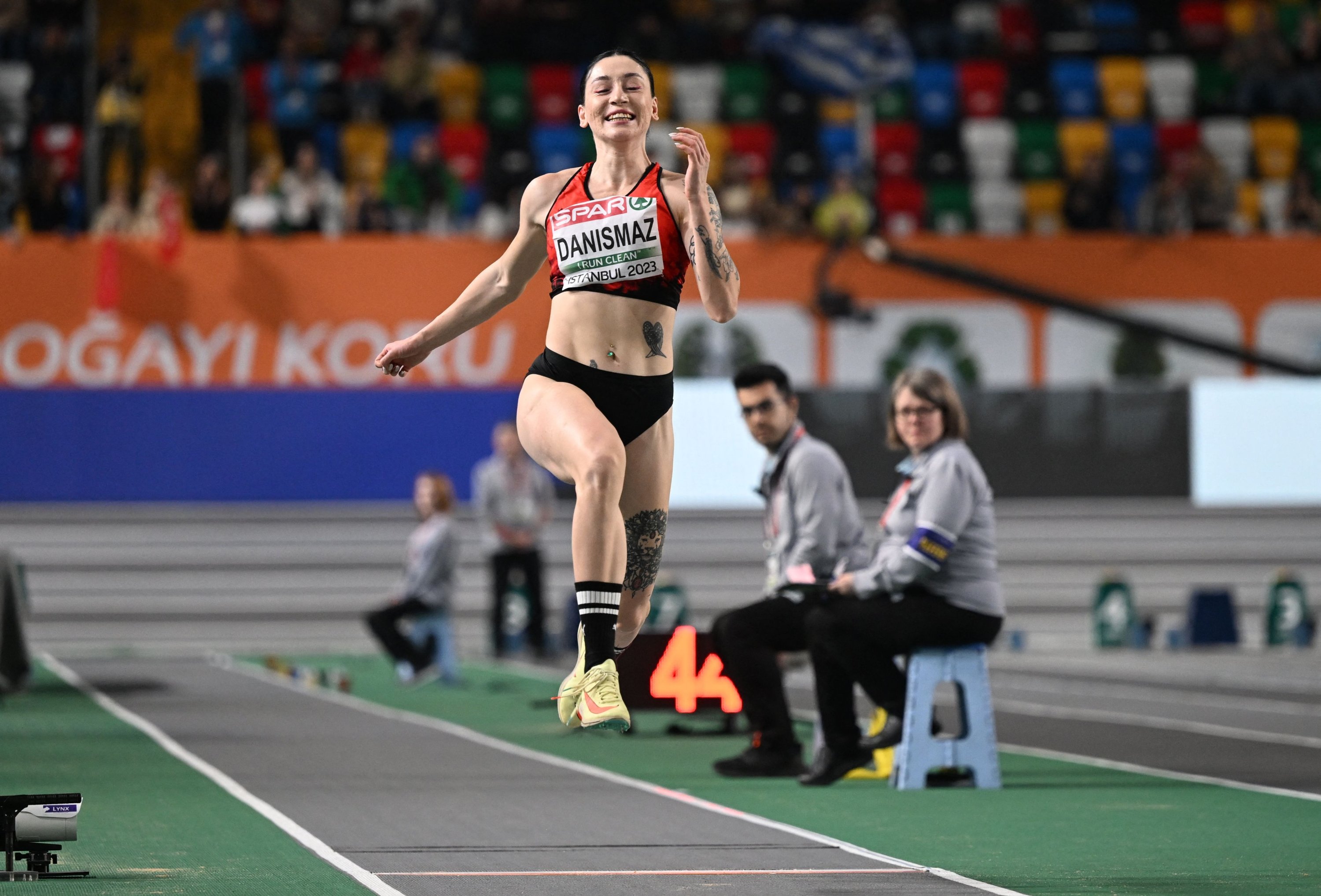 Tuğba Danışmaz dari Türkiye berkompetisi dalam final lompat jangkit putri selama Kejuaraan Atletik Dalam Ruangan Eropa di Arena Atletik Atakoy di Istanbul, Türkiye, 4 Maret 2023. (Foto AFP)