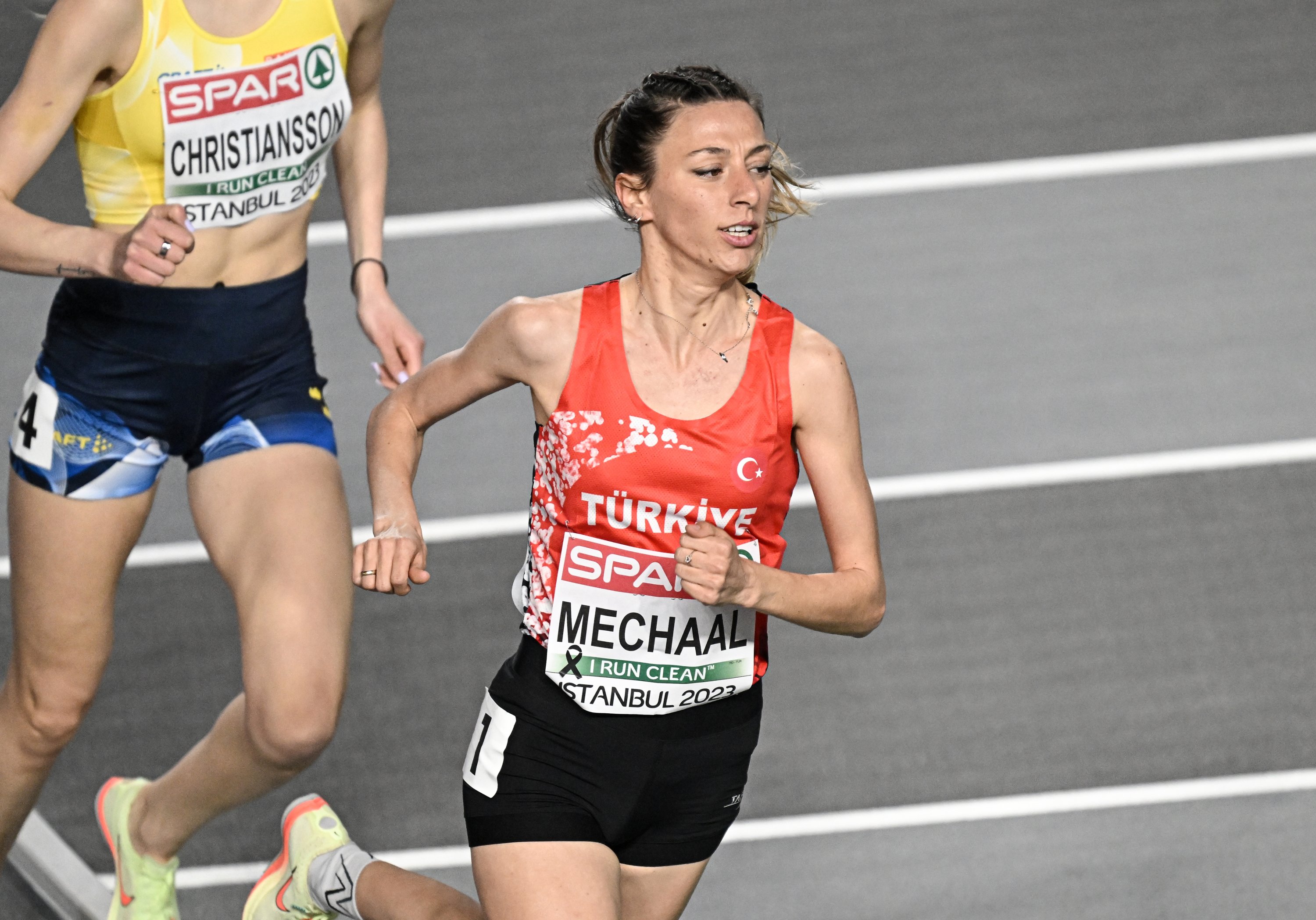 Atlet nasional Emine Hatun Mechaal bertanding di nomor 3.000 meter putri pada hari pertama Kejuaraan Atletik Indoor Eropa 2023, Istanbul, Türkiye, 2 Maret 2023. (Foto AA)