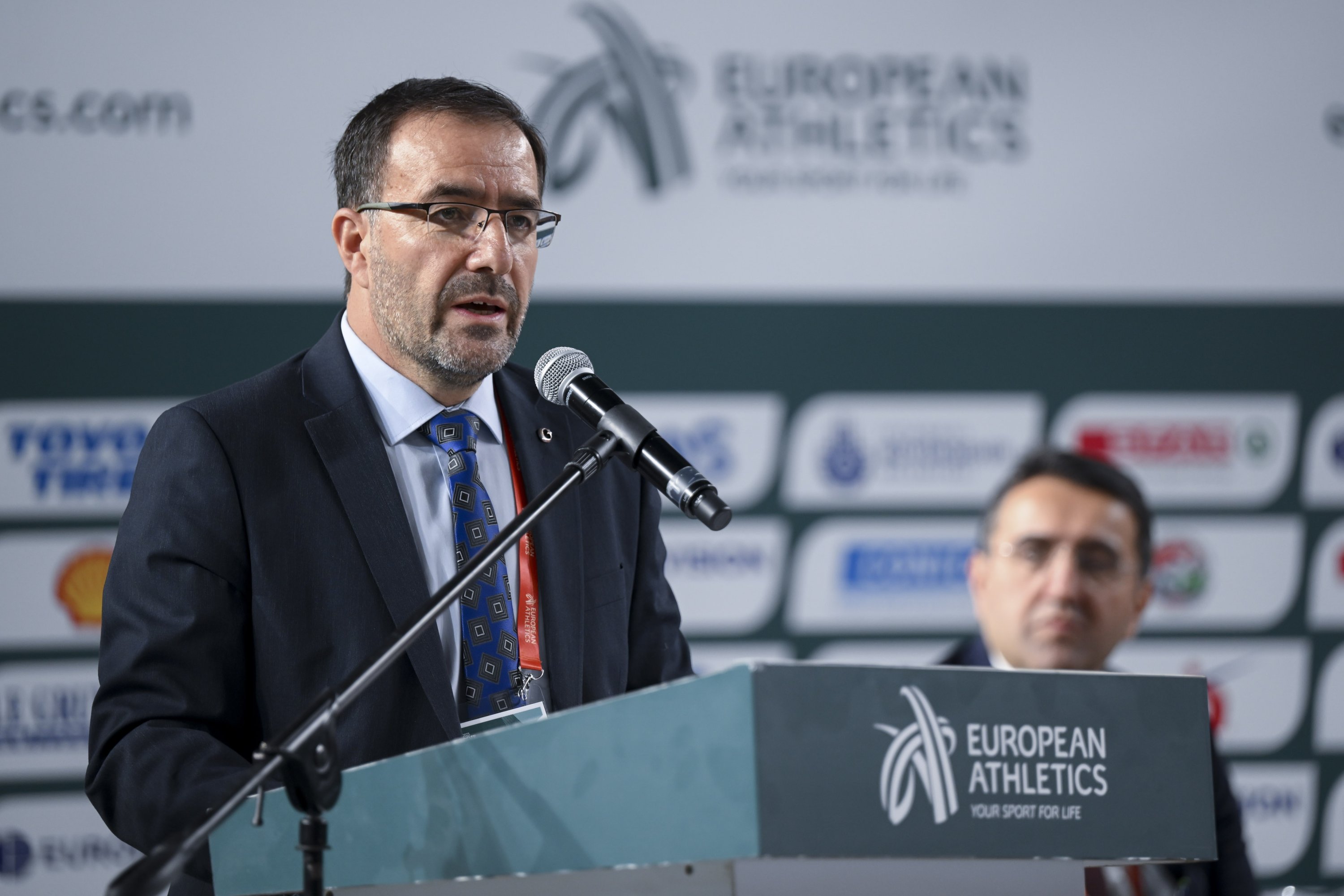 Presiden Federasi Atletik Turki Fatih Çintimar berbicara kepada pers pada hari pertama Kejuaraan Atletik Indoor Eropa 2023, Istanbul, Türkiye, 2 Maret 2023. (Foto AA)