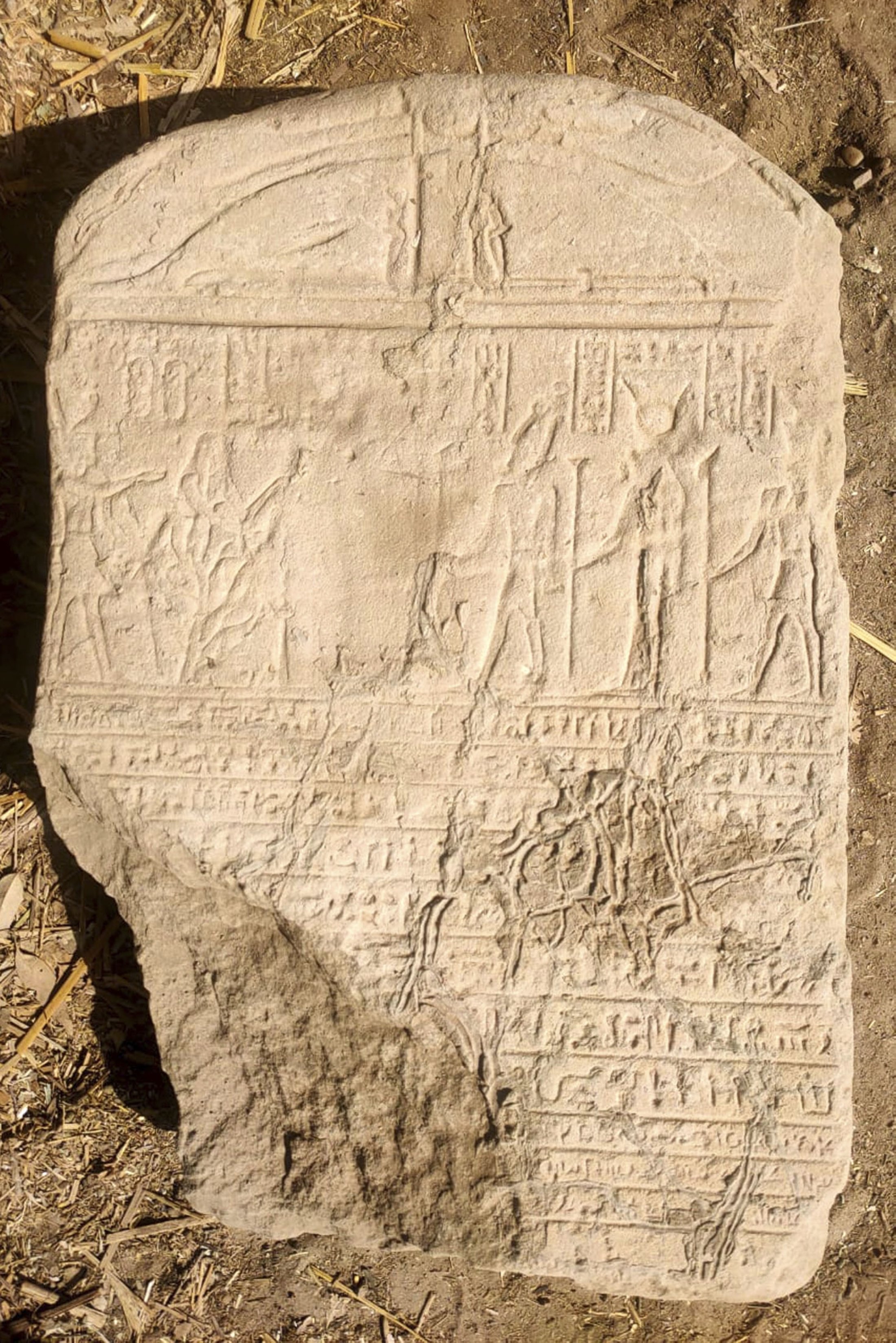 Sebuah tablet yang berasal dari zaman Romawi Kuno, ditulis dalam Hieroglif dan Demotik, ditemukan dari situs arkeologi tempat patung sphinx ditemukan, di Qena, Mesir, 6 Maret 2023. (Foto AP)