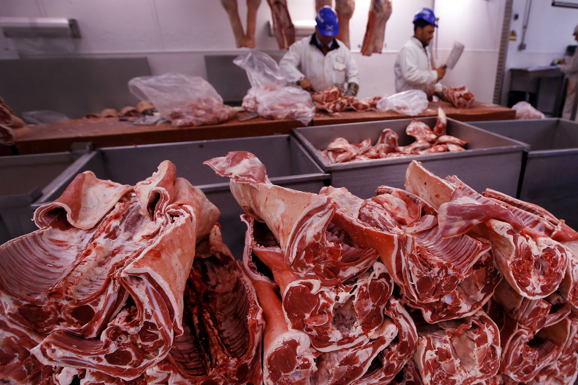 Butchers prepare cuts of meat at Smithfield Market, in London, U.K., July 18, 2016. (AP File Photo)