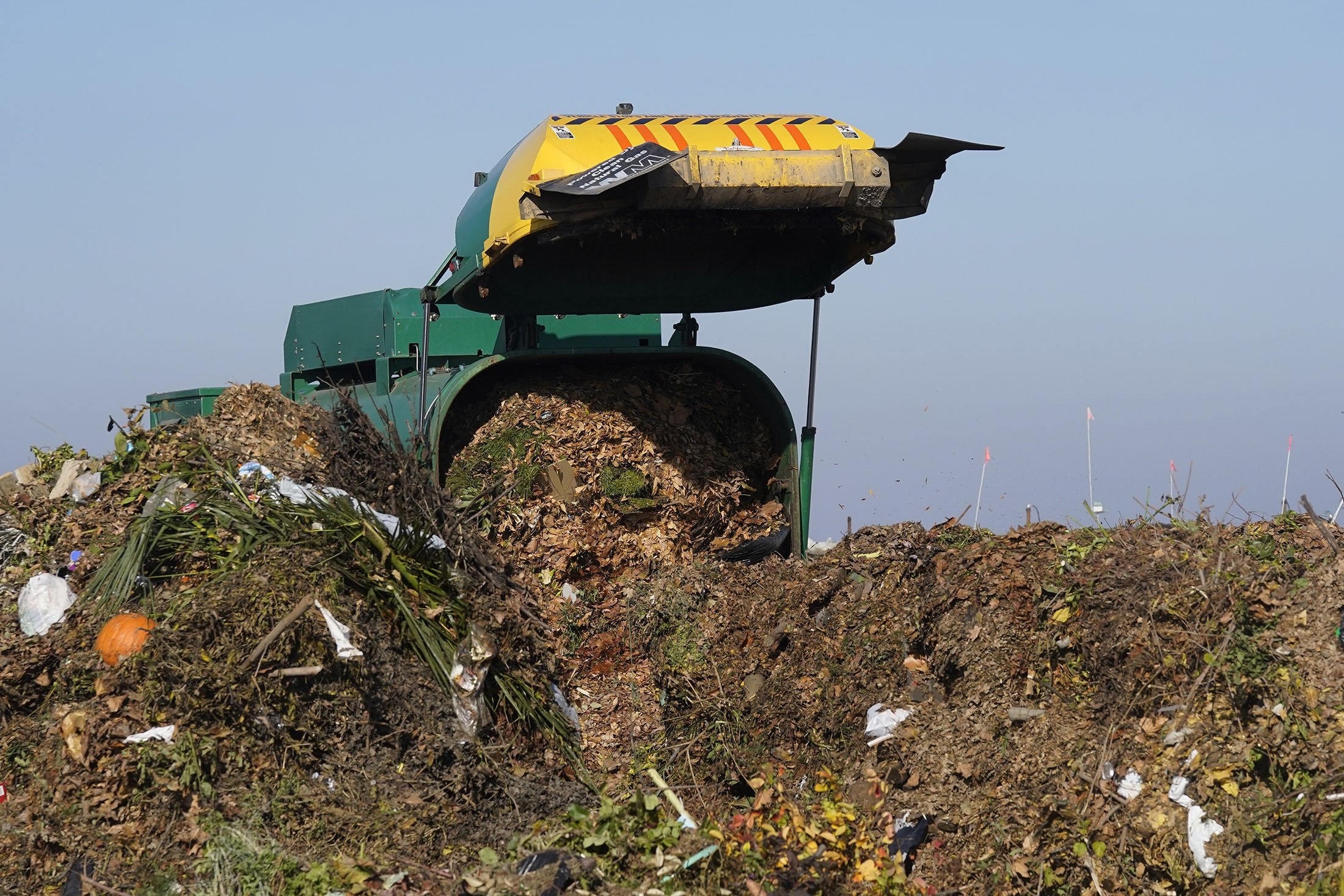 Sebuah truk membongkar sampah organik yang akan digunakan untuk pengomposan di Fasilitas Komposter Anaerobik di Woodland, California, AS, 30 November 2021. (Foto AP)