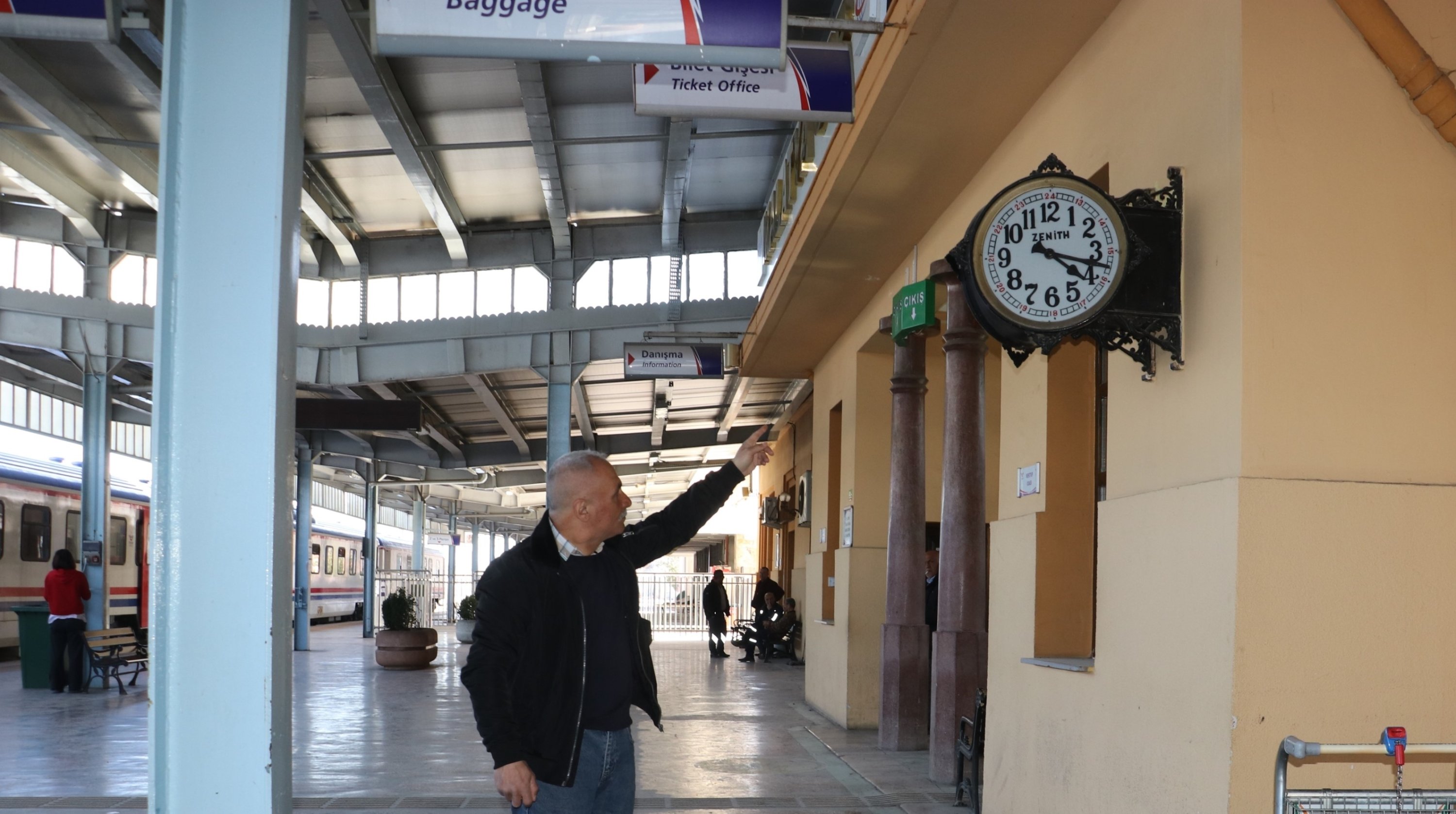 Railworker menunjuk pada jam yang berhenti pada 04.17, Malatya, Türkiye, 7 Maret 2023. (Foto DHA)