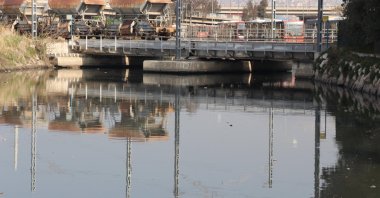 Lack of rainfall leads to sludge in Izmir bay, March 6, 2023. (DHA Photo)