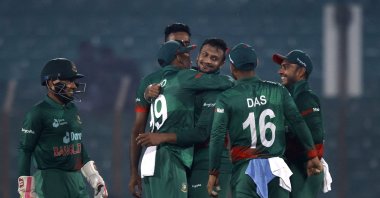 Shakib Al Hasan celebrates with teammates after dismissing England&#039;s Rehan Ahmed, Zahur Ahmed Chowdhury Stadium, Chattogram, Bangladesh, March 3, 2023. (Reuters Photo)
