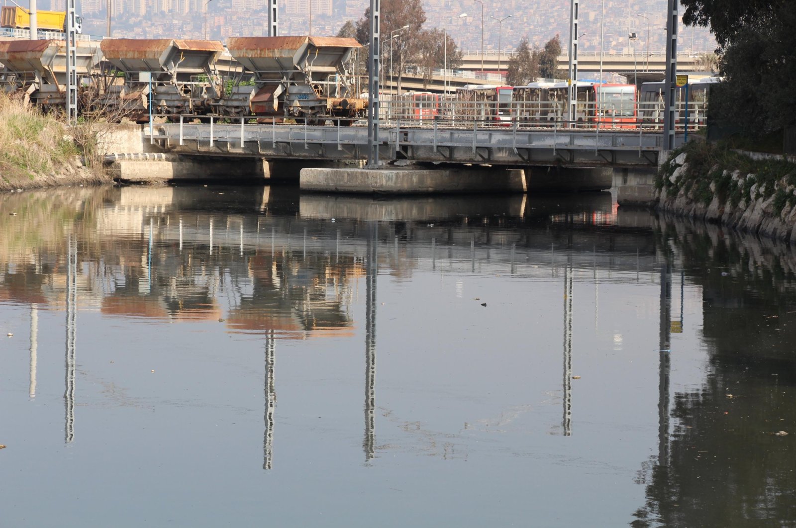 Lack of rainfall leads to sludge in Izmir bay, March 6, 2023. (DHA Photo)