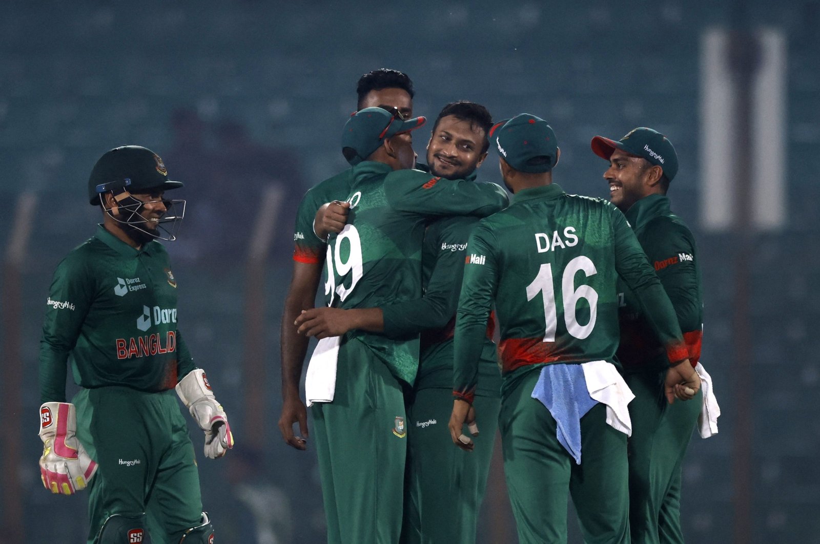 Shakib Al Hasan celebrates with teammates after dismissing England&#039;s Rehan Ahmed, Zahur Ahmed Chowdhury Stadium, Chattogram, Bangladesh, March 3, 2023. (Reuters Photo)