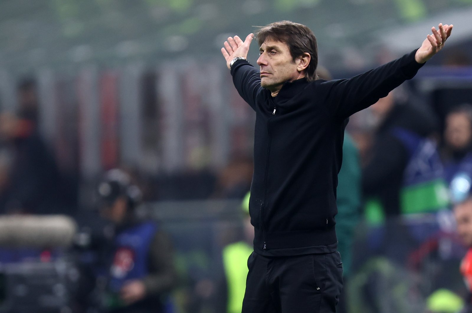 Tottenham Hotspur&#039;s Antonio Conte looks dejected during the UEFA Champions League round of 16 leg one match between AC Milan and Tottenham Hotspur at Giuseppe Meazza Stadium, Milan, Italy, Feb. 14, 2023. (Getty Images Photo)