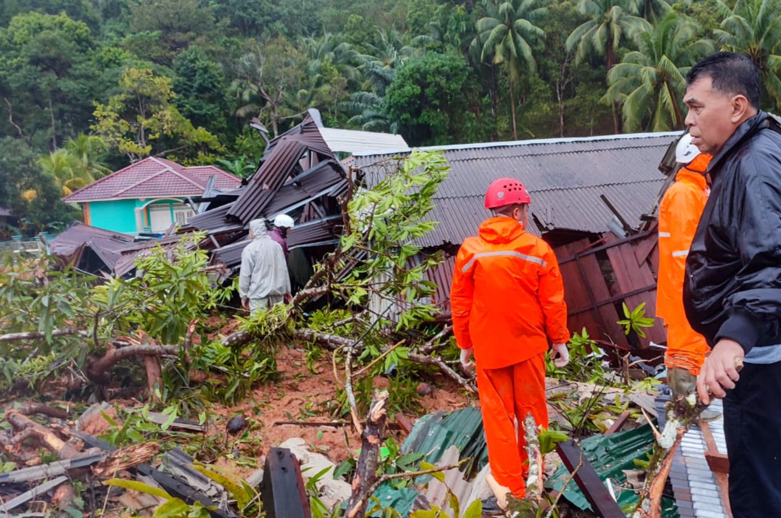 Longsor di Indonesia menewaskan 15 orang saat penyelamat mencari puluhan orang hilang