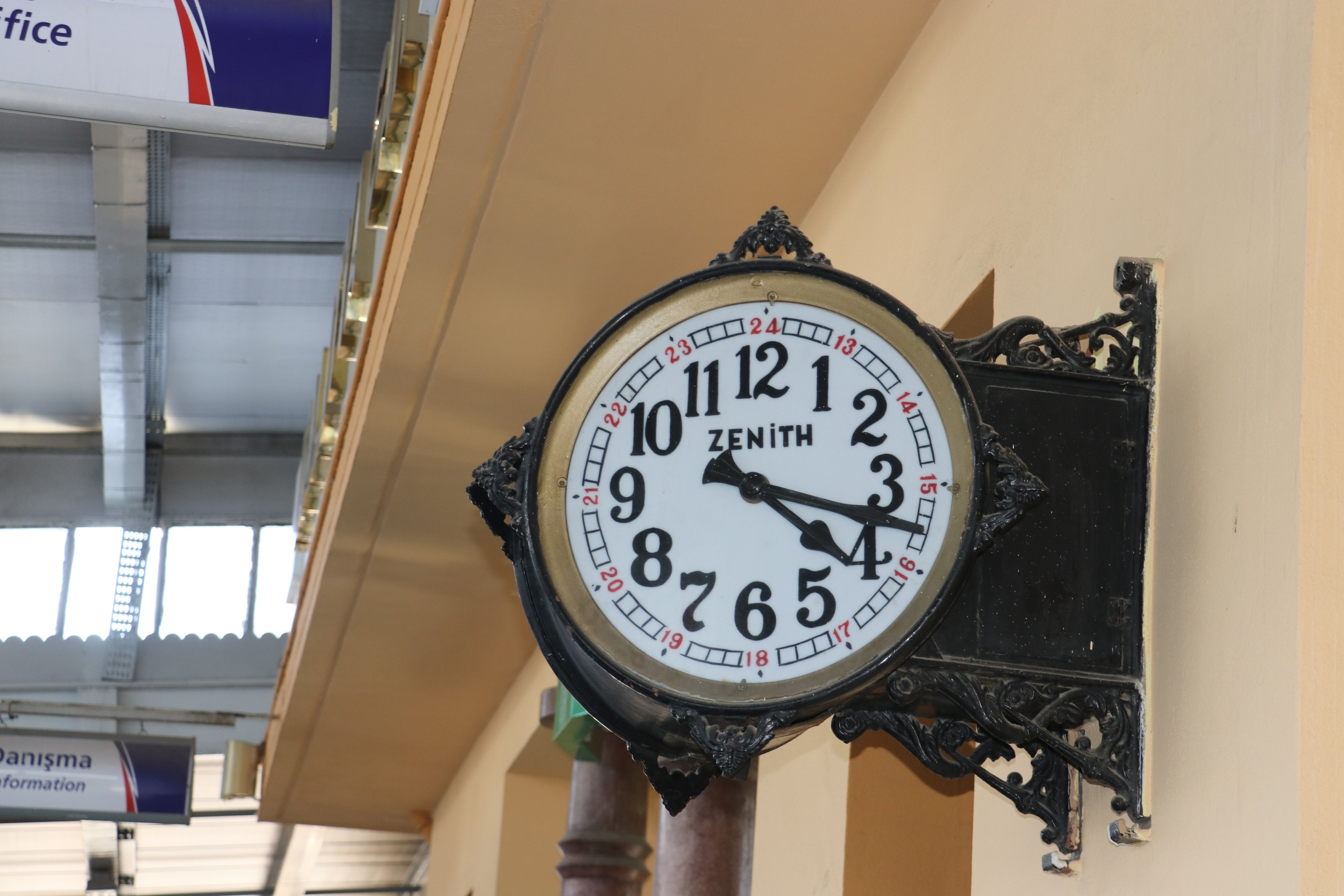 Jam di stasiun kereta Malatya untuk mengingatkan ‘jam bencana’ Türkiye
