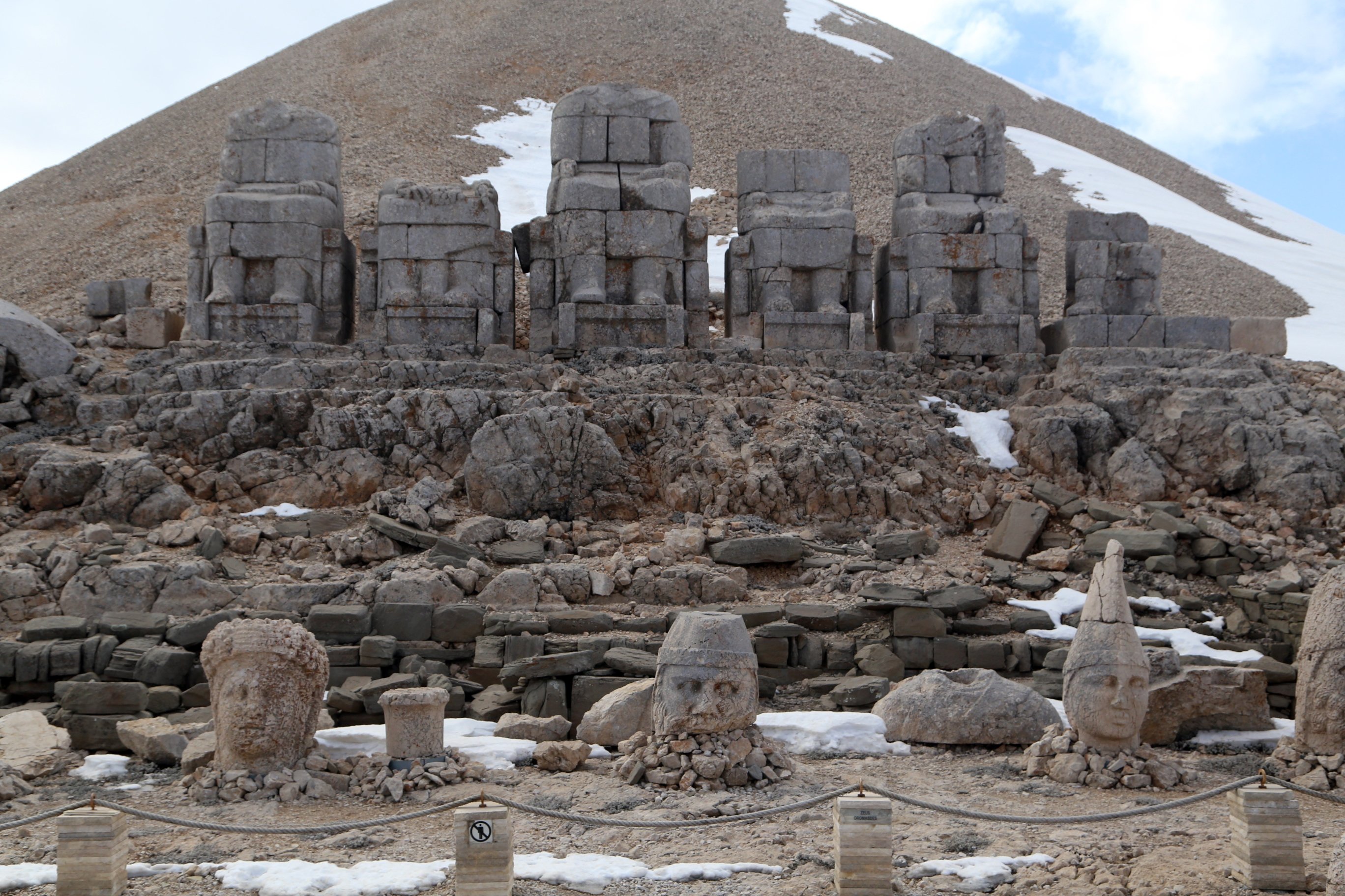 Kepala batu monumental Gunung Nemrut, Adıyaman, Türkiye, 6 Maret 2023. (Foto AA)