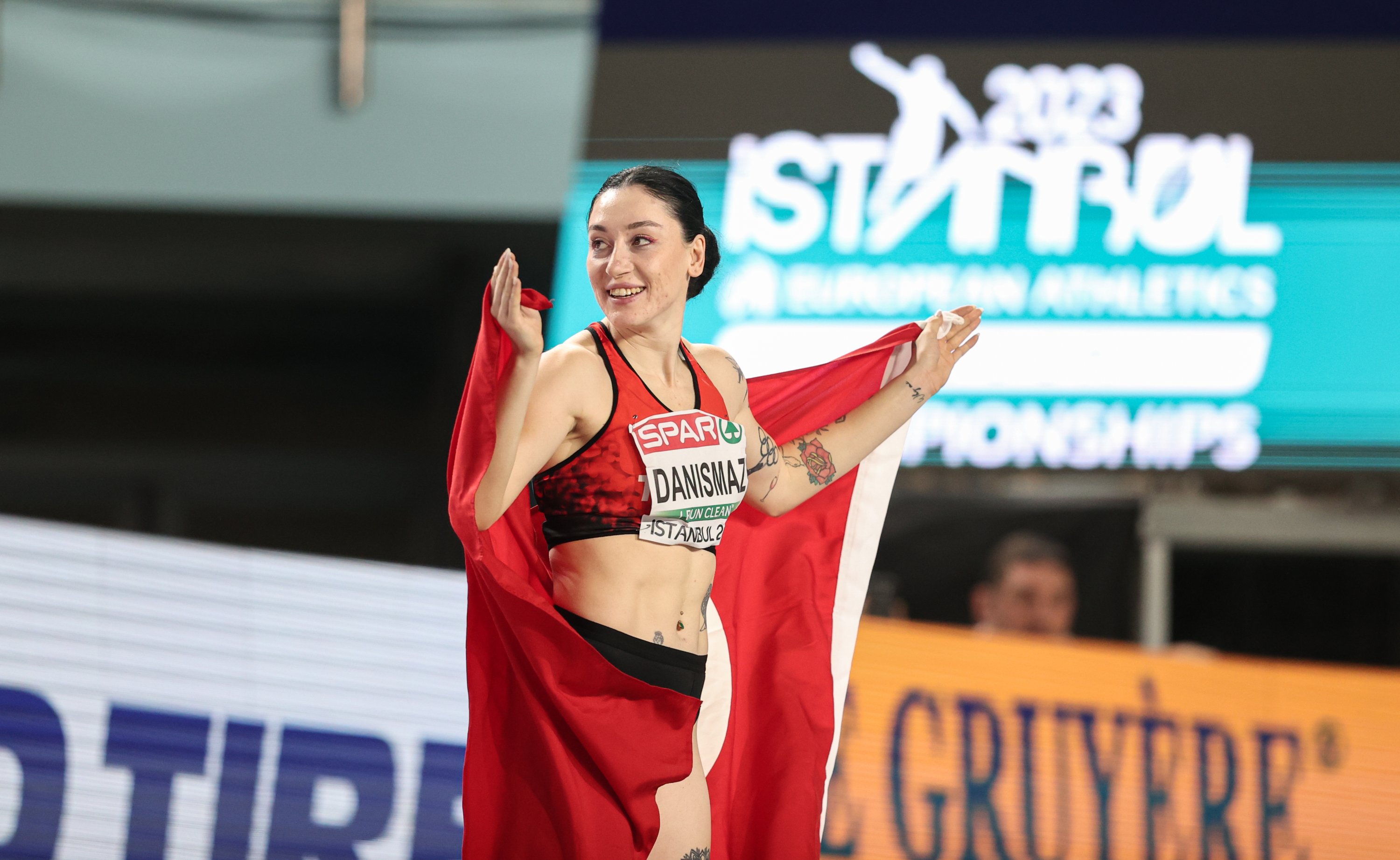 Atlet nasional lompat ganda putri Tuğba Danışmaz merayakan setelah memenangkan medali emas di Kejuaraan Atletik Dalam Ruangan Eropa 2023, Istanbul, Türkiye, 5 Maret 2023. (Foto AA)