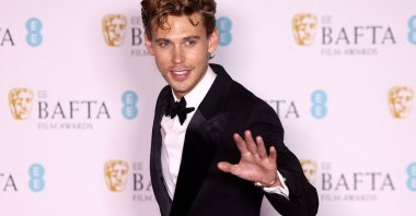 Austin Butler poses after winning the award for Best Leading Actor for &quot;Elvis&quot; during the 2023 BAFTA Film Awards at the Royal Festival Hall in London, U.K., Feb. 19, 2023. (Reuters Photo)