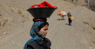 An Afghan girl carries washed clothes on her head in Bamiyan, Afghanistan, March 2, 2023. (Reuters Photo)