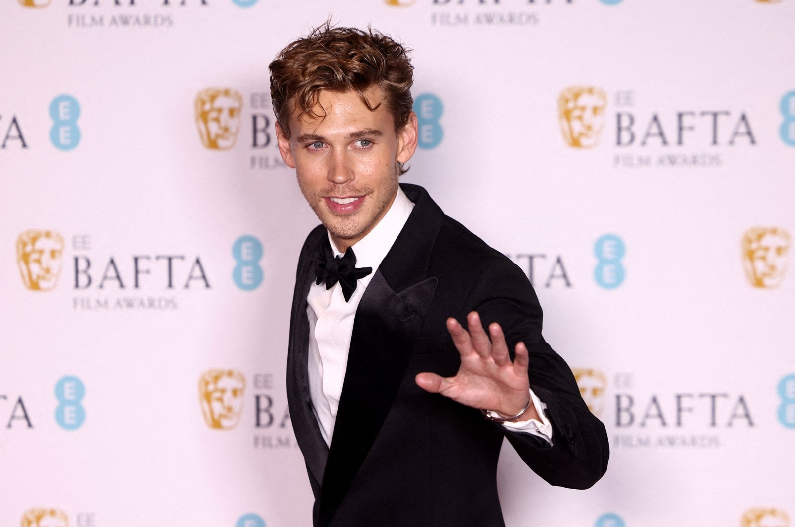Austin Butler poses after winning the award for Best Leading Actor for &quot;Elvis&quot; during the 2023 BAFTA Film Awards at the Royal Festival Hall in London, U.K., Feb. 19, 2023. (Reuters Photo)
