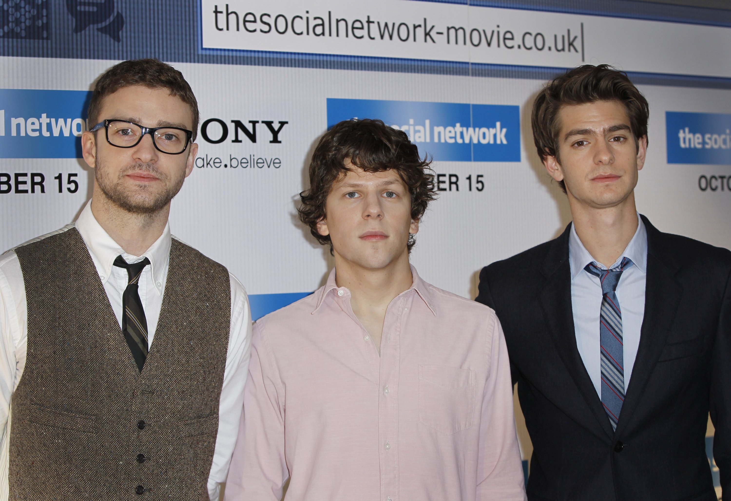 Aktor, (kiri) Justin Timberlake, Jesse Eisenberg dan Andrew Garfield berpose selama sesi pemotretan untuk film tersebut 
