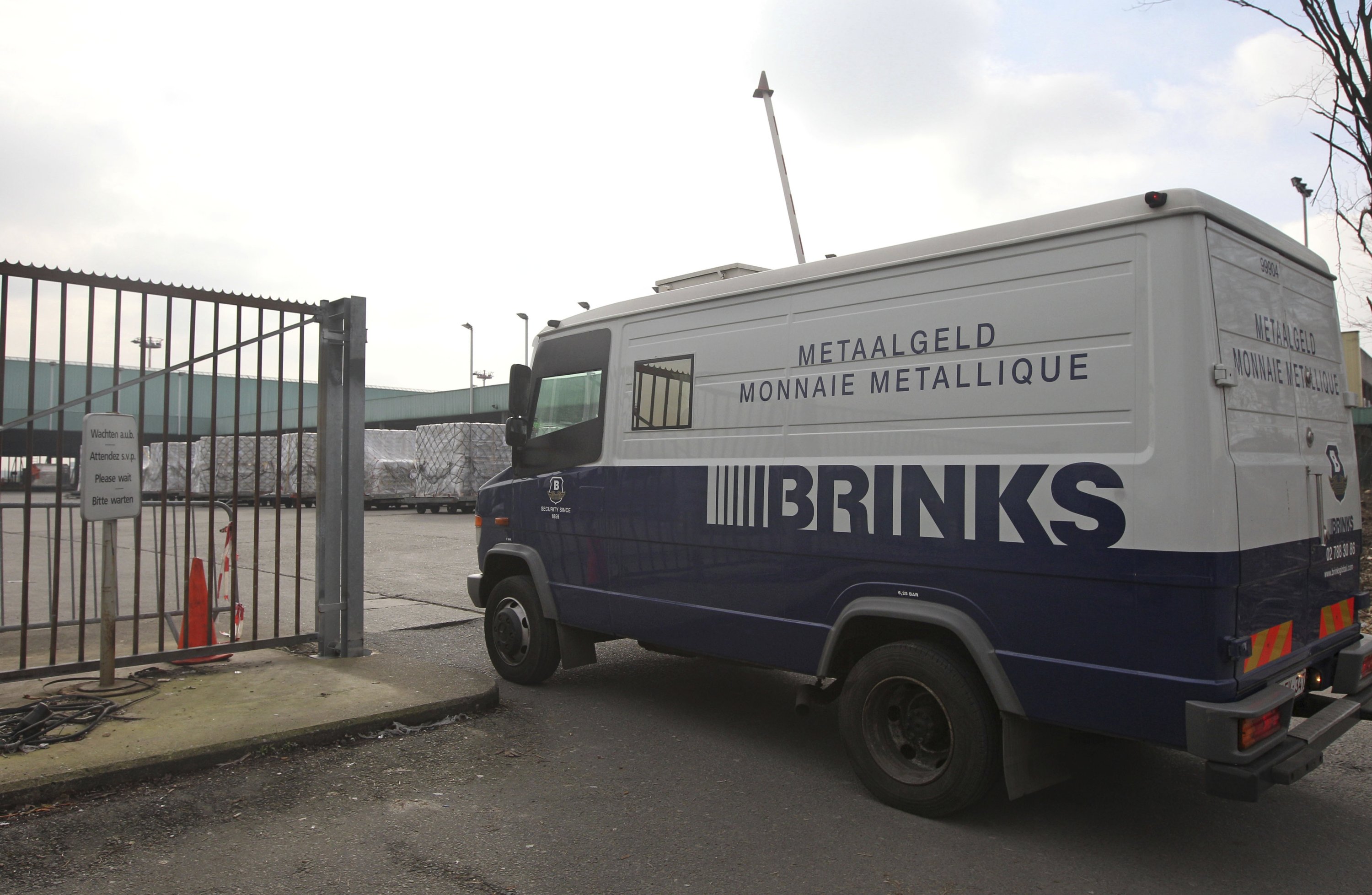 Sebuah truk lapis baja Brinks Diamond and Jewelry Services tiba di bagian kargo bandara internasional Brussels, Brussels, Belgia, 19 Februari 2013. (Foto AP)