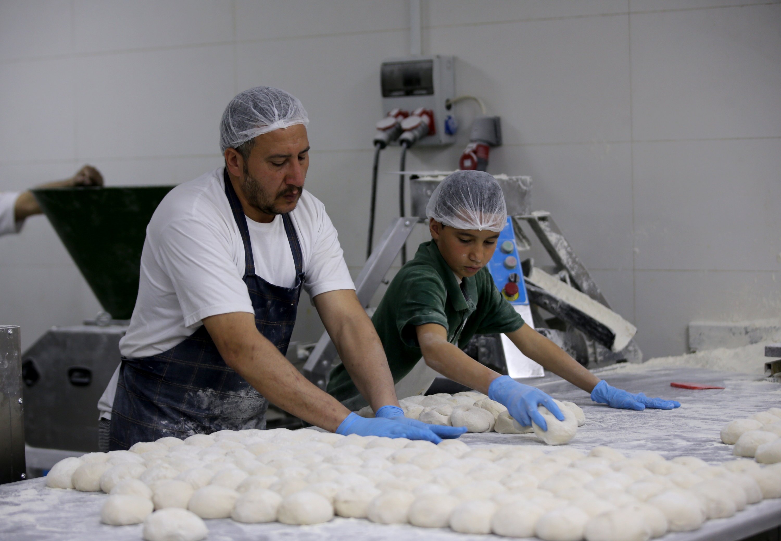Anggota keluarga Akkuş memproduksi roti untuk korban gempa bumi, Kahramanmaraş, tenggara Türkiye, 8 Maret 2023. (Foto AA)