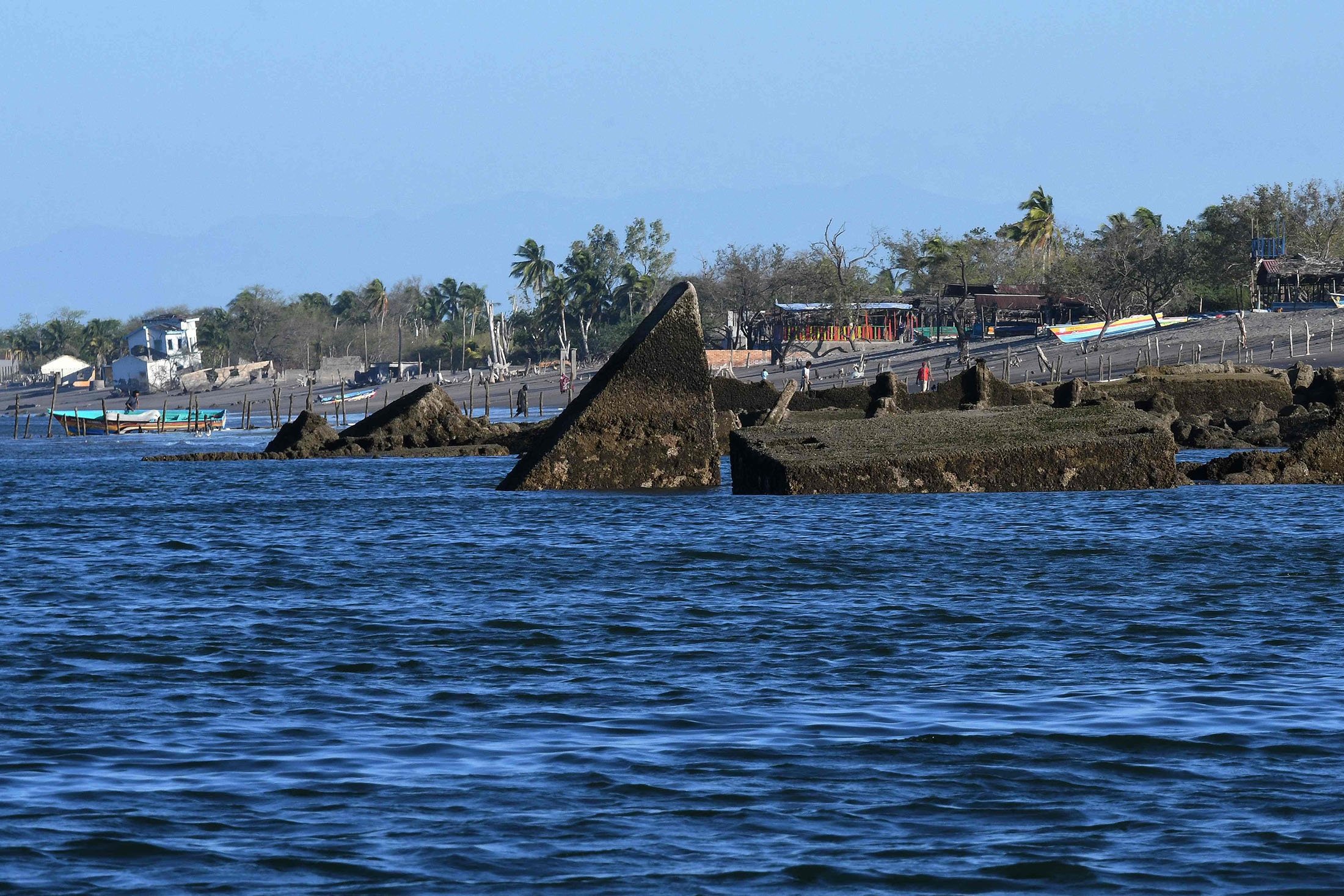 Puing-puing bangunan hancur akibat naiknya permukaan laut di Cedeno, kotamadya Marcovia, di Teluk Fonseca, Honduras, 20 Februari 2023. (Foto AFP)