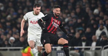 Tottenham&#039;s Pierre-Emile Hojbjerg (L) in action against AC Milan&#039;s Olivier Giroud (R) during the UEFA Champions League, Round of 16, second leg match, London, U.K., March 8, 2023. (EPA Photo)