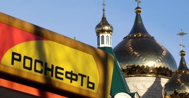 The logo of Russia's top crude producer Rosneft is seen on a gasoline station near a church in Stavropol, southern Russia, Dec.9, 2014. (Reuters photo)