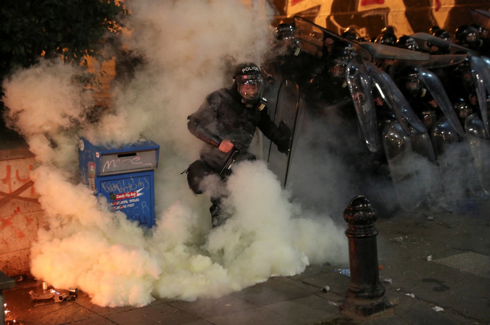 Polisi, massa bentrok di tengah protes hukum agen asing Georgia