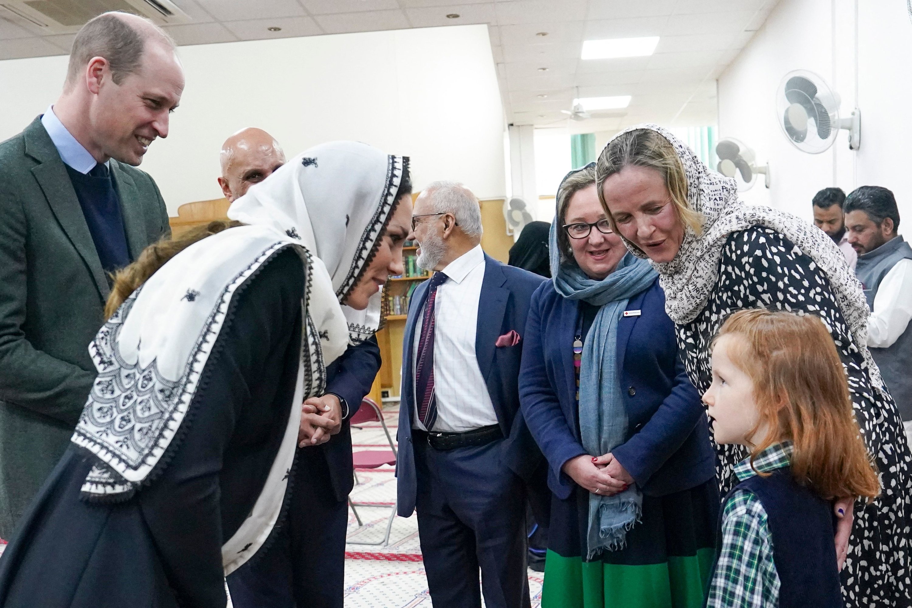 Pangeran William dari Inggris, Pangeran Wales (kiri) dan Catherine dari Inggris, Putri Wales (kedua dari kiri) berbicara kepada anggota komunitas di Hayes Muslim Centre, Hayes, Inggris, 9 Maret 2023. (AFP Photo)