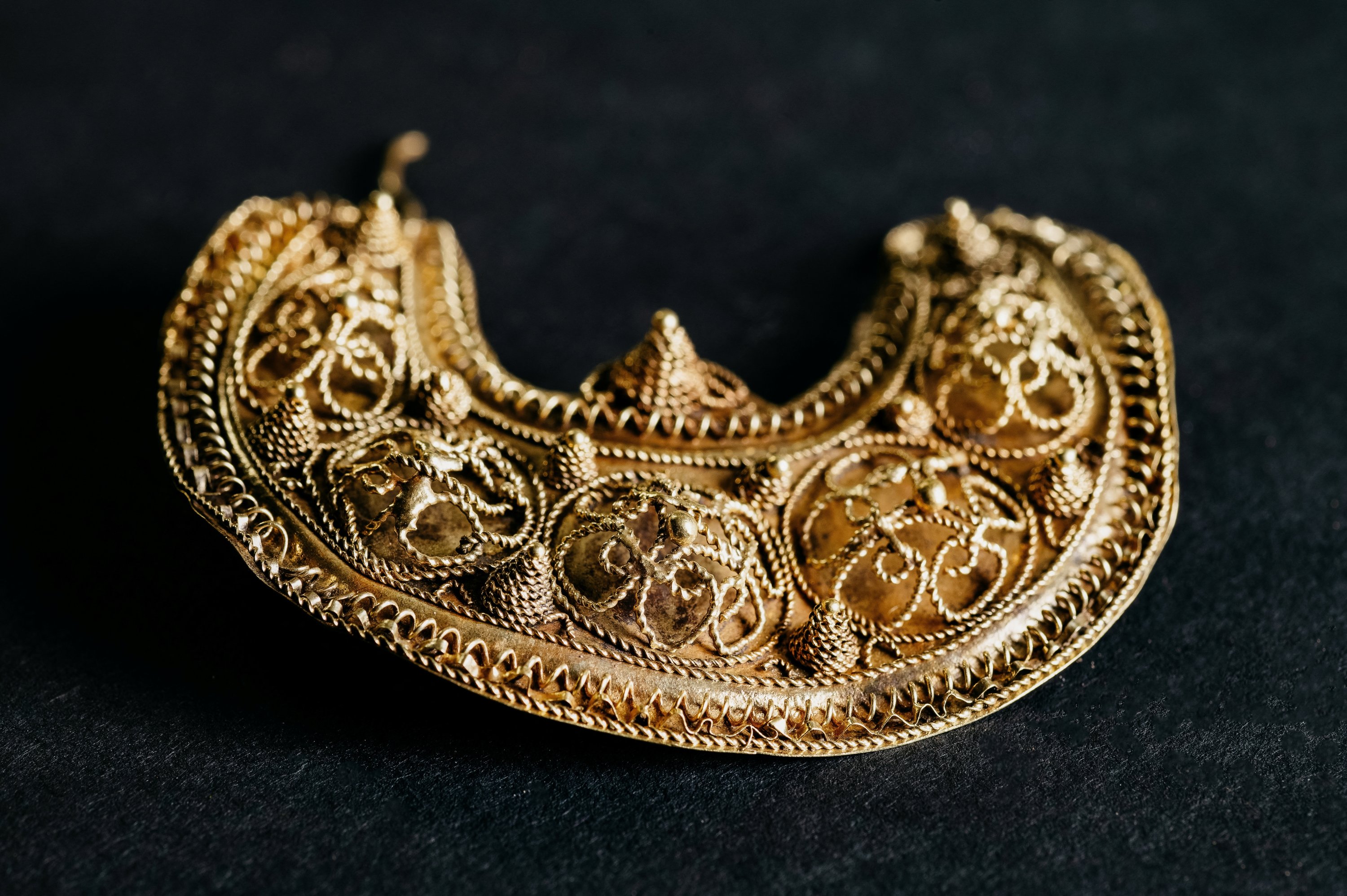 Bagian dari harta karun abad pertengahan berusia 1000 tahun yang ditemukan di Hoogwoud, Belanda, terdiri dari perhiasan dan koin perak, ditampilkan dalam gambar selebaran tak bertanggal ini.  (Foto Reuters)