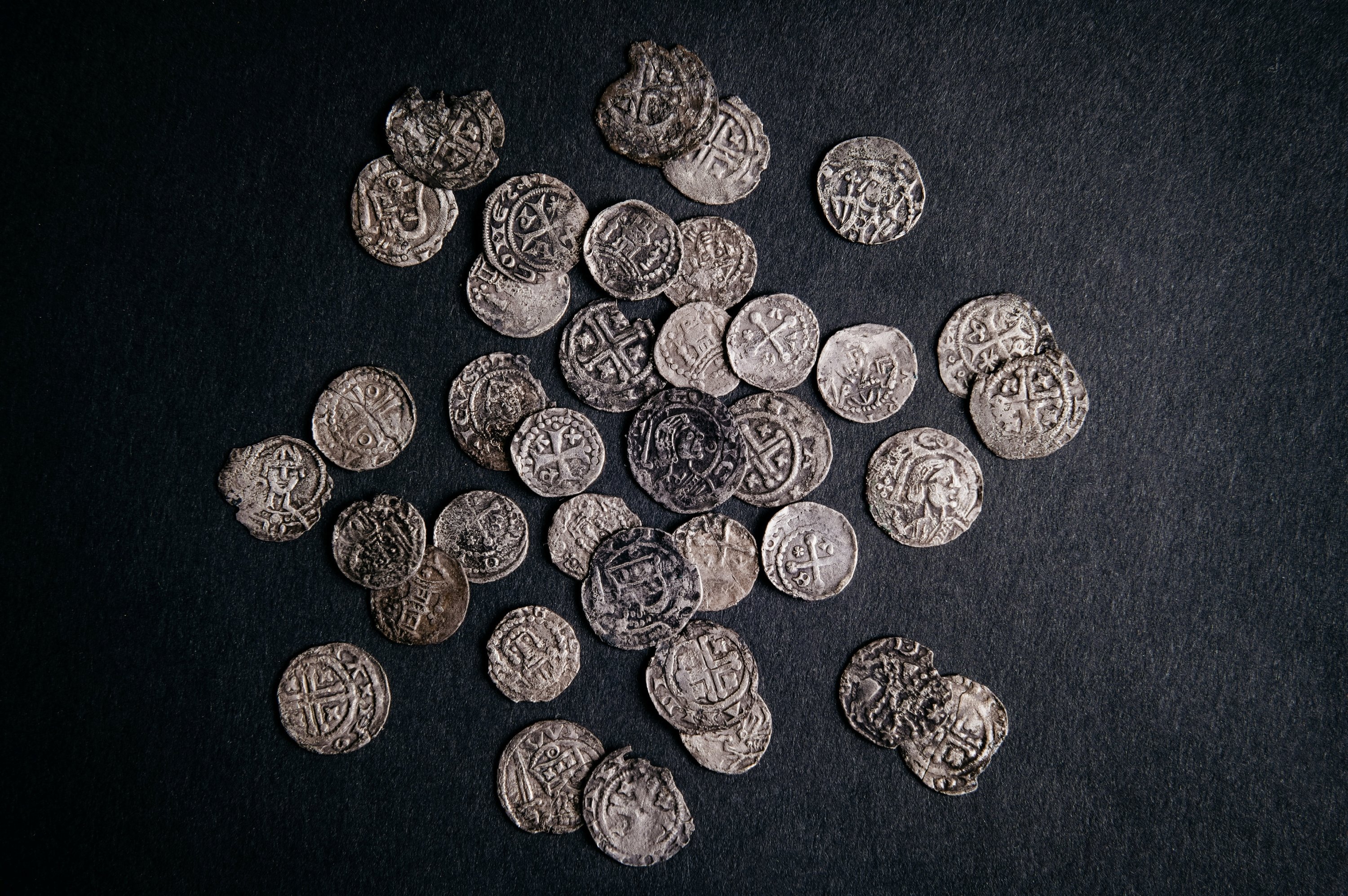 Bagian dari harta karun abad pertengahan berusia 1000 tahun yang ditemukan di Hoogwoud, Belanda, terdiri dari perhiasan dan koin perak, ditampilkan dalam gambar selebaran tak bertanggal ini.  (Foto Reuters)