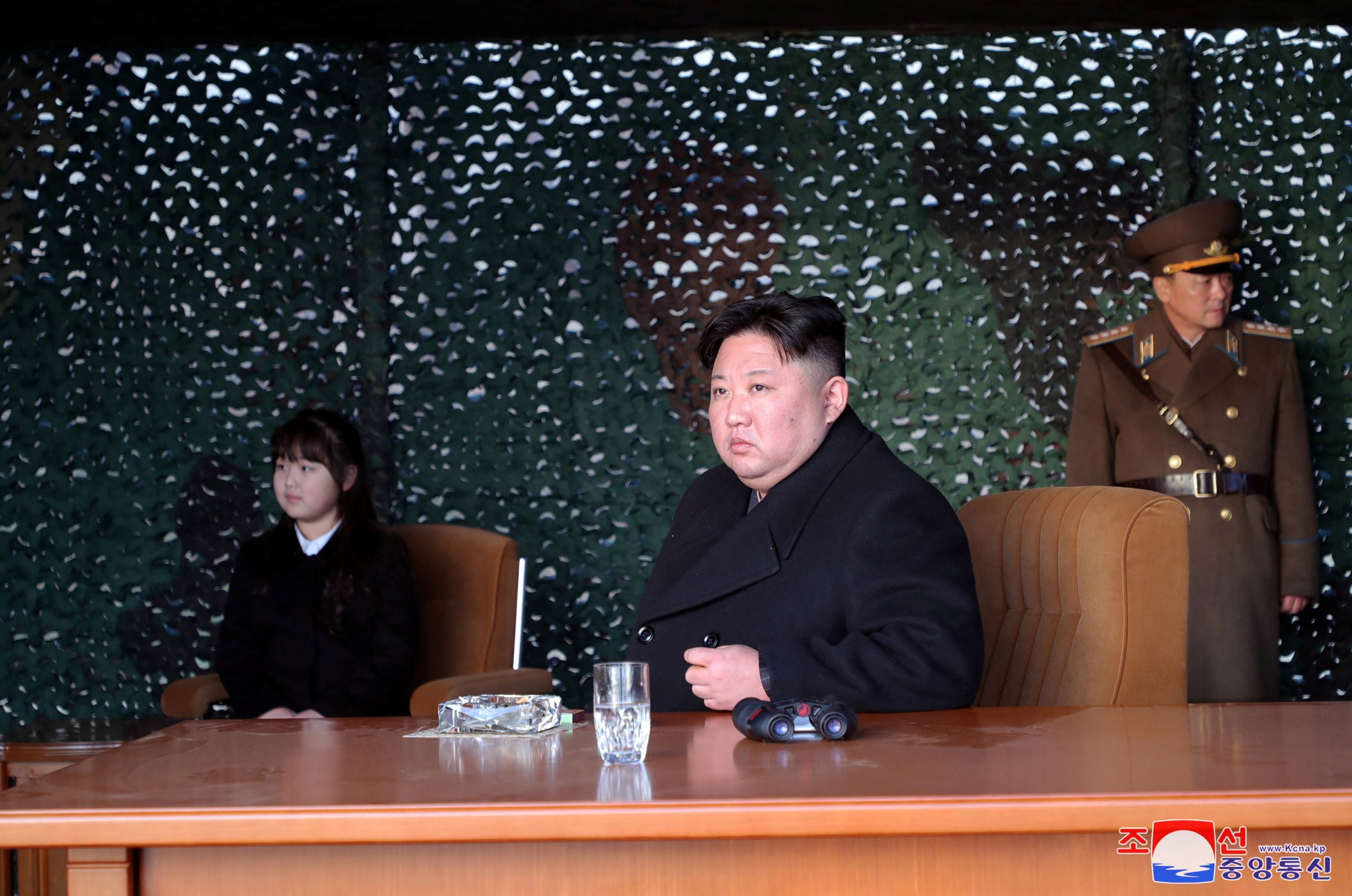 Pemimpin Korea Utara Kim Jong Un dan putrinya Kim Ju Ae menonton latihan serangan api, di lokasi yang dirahasiakan di Korea Utara, 10 Maret 2023. (Foto Reuters)