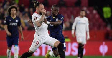 Sevilla's Serbian midfielder Nemanja Gudelj (L) fights for the ball with Fenerbahce's Ecuadorian forward Enner Valencia during the UEFA Europa League last 16 first leg football match between Sevilla FC and Fenerbahce SK, Ramon Sanchez-Pizjuan stadium, Seville, Spain, March 9, 2023. (AFP Photo)