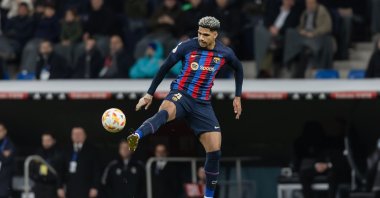 Barcelona's Ronald Araujo controls the ball during the Copa Del Rey Semi Final 1st leg match against Real Madrid at Estadio Santiago Bernabeu, Madrid, Spain, March 2, 2023. (Getty Images Photo)