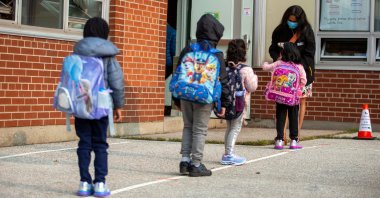 Students arrive at Hunter's Glen Junior Public School, Toronto, Ontario, Canada, Sept. 15, 2020. (Reuters Photo)