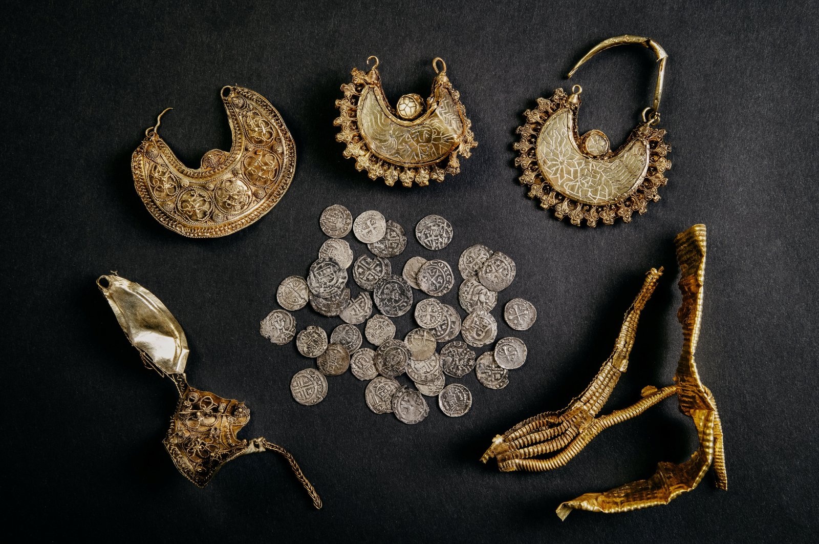 1000-year-old medieval treasure discovered in Hoogwoud, Netherlands, consisting of jewelery and silver coins, is shown in this undated handout picture. (Reuters Photo)